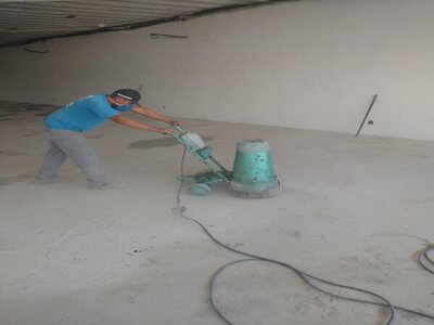 Mão de obra de lixamento de piso de concreto